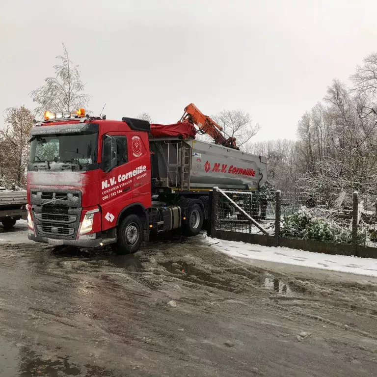 Vrachtwagen 6x4 trekker kipper sneeuw