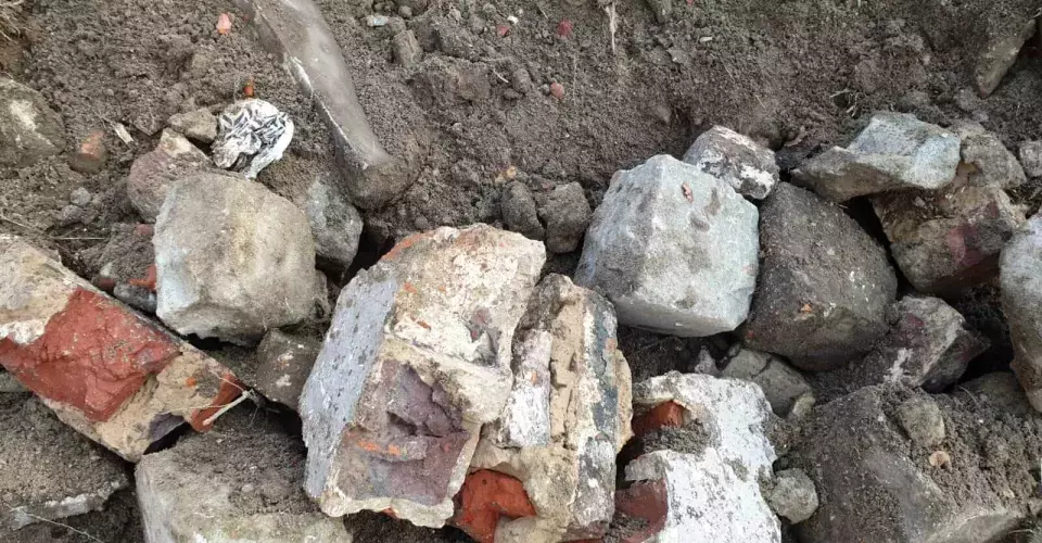 Grond en stenen afval